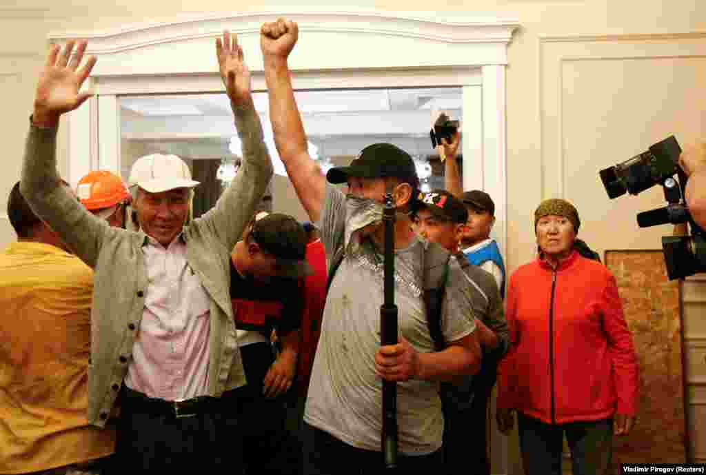 Supporters of Atambaev celebrate after repelling the operation by Kyrgyz special forces. On August 8, the former president announced he would hold a press conference and called on his supporters to join him.&nbsp;