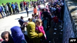 Bosgunlaryň azyk kömegini almak üçin nobaty,  Gresiýanyň Makedoniýa bilen serhediniň golaýyndaky Idomeni obasy, mart, 2016.