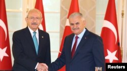 Premijer Binali Yildirim (d) i lider glavne opozicione Republicanske narodne partije (CHP) Kemal Kilicdaroglu u Ankari, 19. jula 2016.