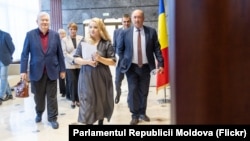 Reprezentanții fracțiunii Comuniștilor din parlament se îndreaptă spre sala de ședințe pentru consultări cu premierul desemnat, Alexandru Munteanu
