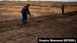 Процес розмінування полів у Миколаївській області, Україна, вересень 2024 року