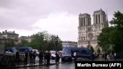 Полиция Нотр-Дам чиркөөсүнүн алдында окуя болгон жерди курчап турат, 6-июнь, 2017