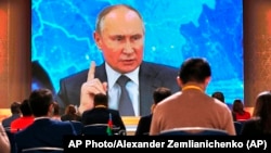  Президент России Владимир Путин выступает по видеосвязи во время пресс-конференции в Москве, в четверг, 17 декабря 2020 года. 