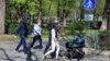Правителството планира да отвори парковете за разходки на родители с малки деца. Условието е да се спазват строги правила