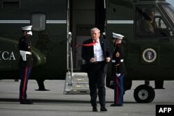 Predsednik SAD Donald Tramp izlazi iz helikoptera "Marine One" posle sletanja na aerodromu na Floridi.