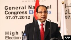 Președintele Înaltei Comisii Electorale, Nuri al-Abbar anunțînd rezultatele finale ale alegerilor generale