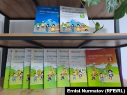 "Окуу китеби" басма үйү даярдап, "Учкун" басып чыгарган китептер.