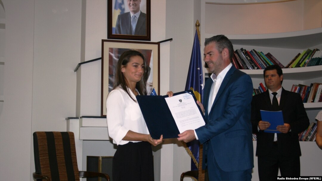 Zlatna Majlinda Kelmendi prilikom primanja nagrade u Prištini, 19. avgusta 2016. 