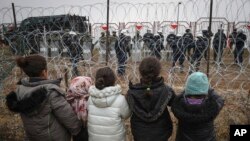 Copii migranți, aflați în Belarus, la granița cu Polonia, 17 noiembrie 2021.