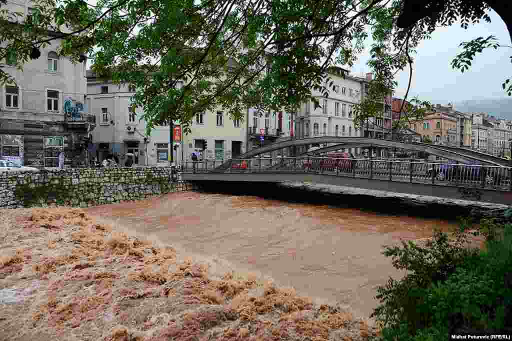 Vodostaj Miljacke kod Ćumurije mosta, Sarajevo