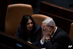 Miri Regev cu premierul Beniamin Netanyahu în parlamentul israelian, în 2023. Ea este unul din cei trei miniștri însărcinați cu coordonarea pelerinajului, numit de unii „operațiunea Carele Umanului”.