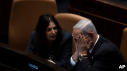 Miri Regev (s) cu premierul Benjamin Netanyahu în parlamentul israelian, în 2023. Ea este unul din cei trei miniștri israelieni însărcinați cu coordonarea pelerinajului, numit de unii „operațiunea Carele Umanului”.