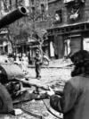 Угорці із стрілецькою зброєю зібралися біля кінотеатру Корвін в Будапешті , щоб чинити спротив інтервенції радянських військ. 5 листопада 1956 року