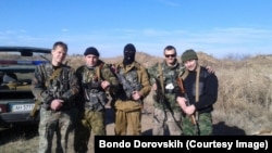 Бондо Доровских (крайний справа) и другие ополченцы под Алчевском