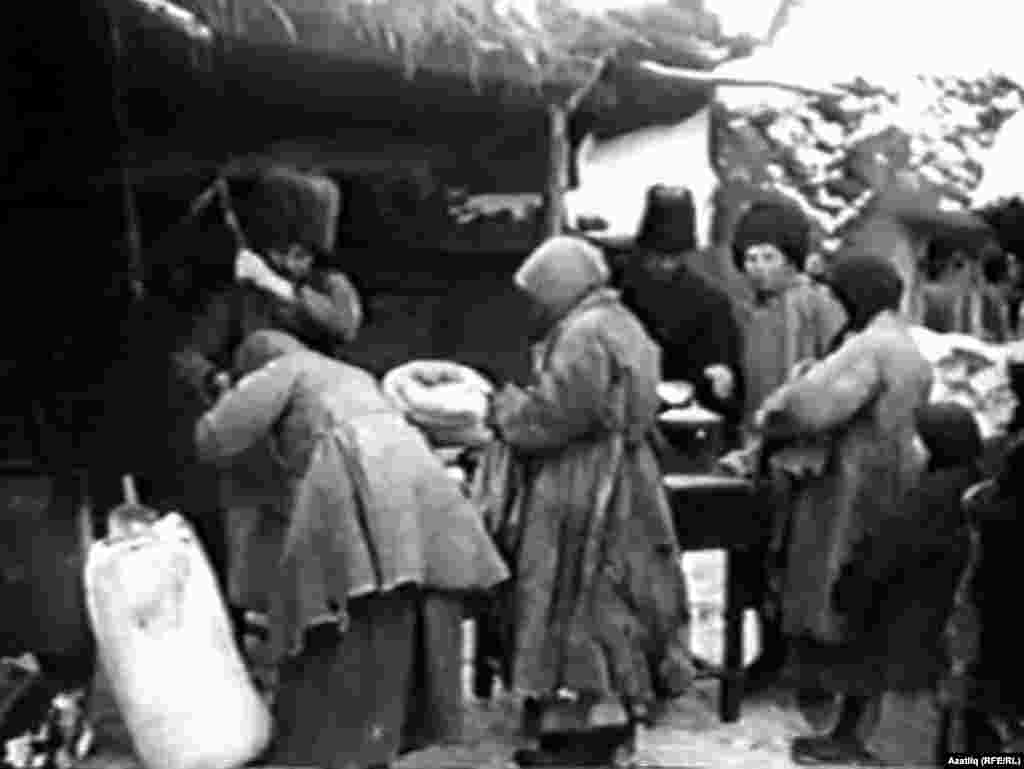 1920нче ачлык елларында Оренбур тобәгенең Бозаулык шәһәрендә инглиз һәм американ миссионерлары төшергән видеодан алынган сурәтләр