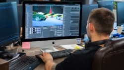 „Legea freelancerilor” se aplică tuturor persoanelor care oferă servicii independente. În imagine, un game designer.