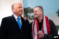 Donald Trump, alături de fostul deținut Marc Fogel la Casa Albă după ce a fost eliberat din Rusia. Washington, DC, 11 februarie 2025. Fogel, un profesor american deținut în Rusia din 2021, a fost eliberat după un „schimb” cu Moscova, a anunțat Casa Albă.