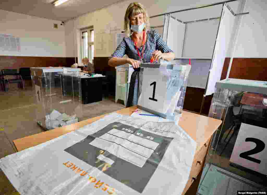 Член виборчої комісії пакує бюлетені з виїзного голосування на виборчій дільниці № 554 у Бахчисараї, 18 вересня