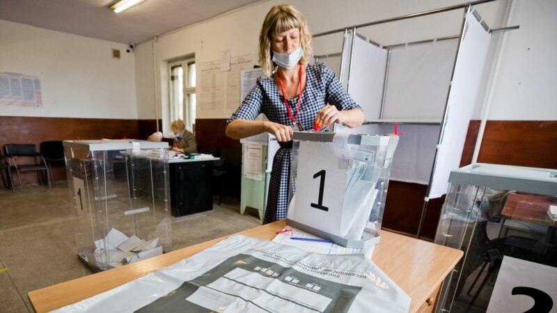 Крым: как проходит второй день выборов в Госдуму России (фотогалерея)
