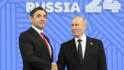 Владимир Путин приветствует Александра Вулина на саммите стран группы БРИКС в Казани в 2024 году