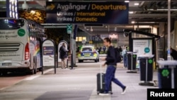 Një veturë e policisë shihet në aerportin Gothenburg-Landvetter, pas raportimeve për detektim të dronëve. 