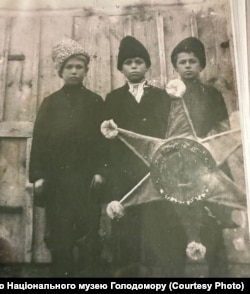 1905 рік. Коляда на Донеччині з різдвяною зіркою, посередині - Марко Залізняк