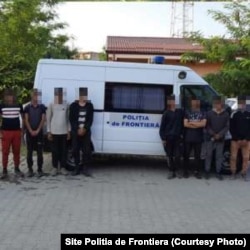 10 afgani conduși clandestin de două călăuze din România. Au fost prinși în 12 iulie 2021 de Poliția de Frontieră Timiș în sectorul Deta al frontierei