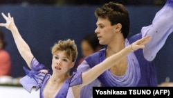 Antrenorii de patinaj pe gheață de origine rusă și foști campioni mondiali Evgenia Shishkova și Vadim Naumov.