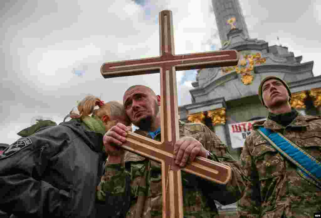 People react during a funeral ceremony for servicemen from the Aidar Battalion who were killed in the fighting in eastern Ukraine on Independence Square in central Kyiv on November 4. (epa/Roman Pilipey)