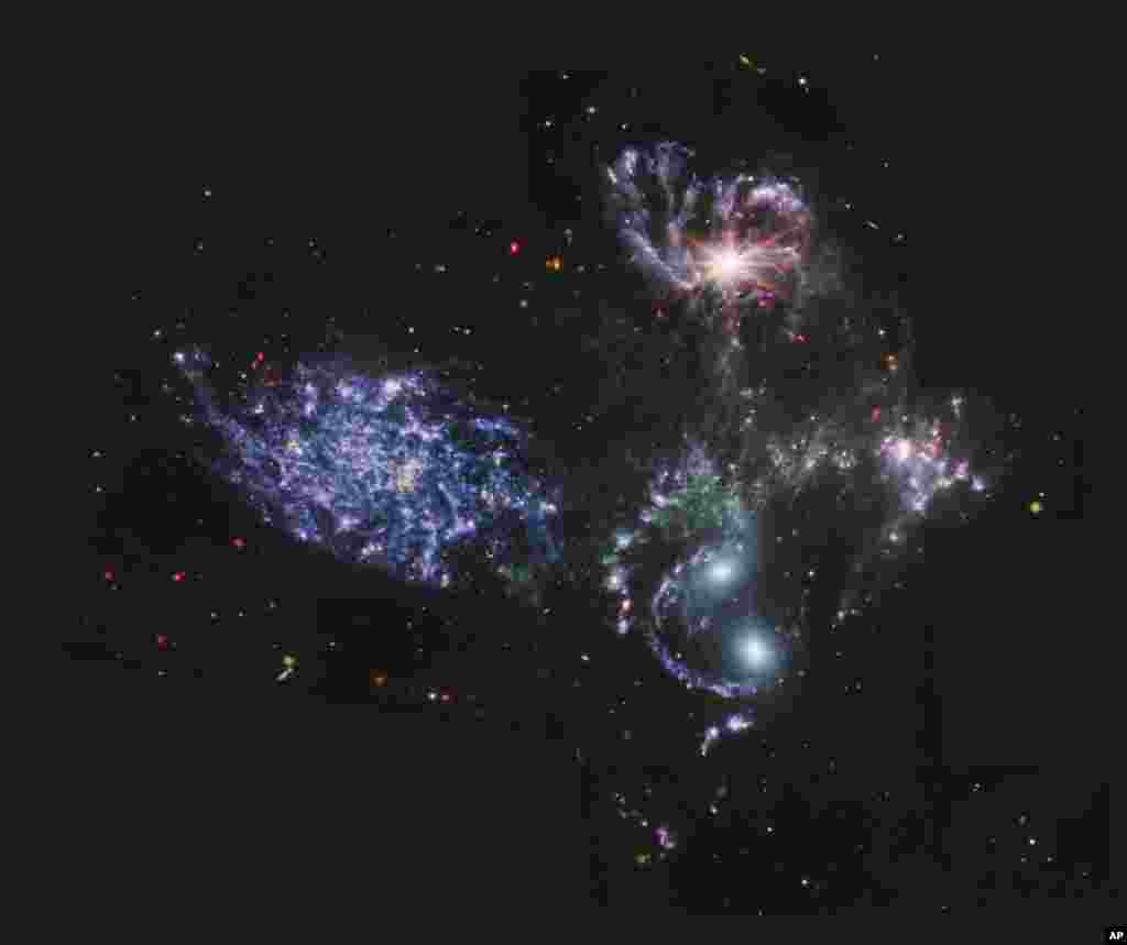 Cvintetul lui Stephan - unde roșul indică regiunile prăfuite, precum și galaxii îndepărtate sau învăluite în praf gros, albastrul arată stelele fără praf, nuanțele difuze de albastru semnifică praf cu o cantitate mare de hidrocarburi, iar verdele și galbenul reprezintă galaxii îndepărtate, bogate, la rândul lor, în hidrocarburi.&nbsp; Cea mai înaltă galaxie din cvintet adăpostește o gaură neagră cu o masă mai mare de 24 de ori decât a Soarelui, emițând energie luminoasă echivalentă cu a 40 de sori.&nbsp;