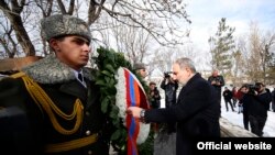 Премьер-министр Армении Никол Пашинян возлагает венок к мемориалу солдатам, погибшим во время Второй мировой и Карабахской войн, Варденис, 28 января 2020 г. 