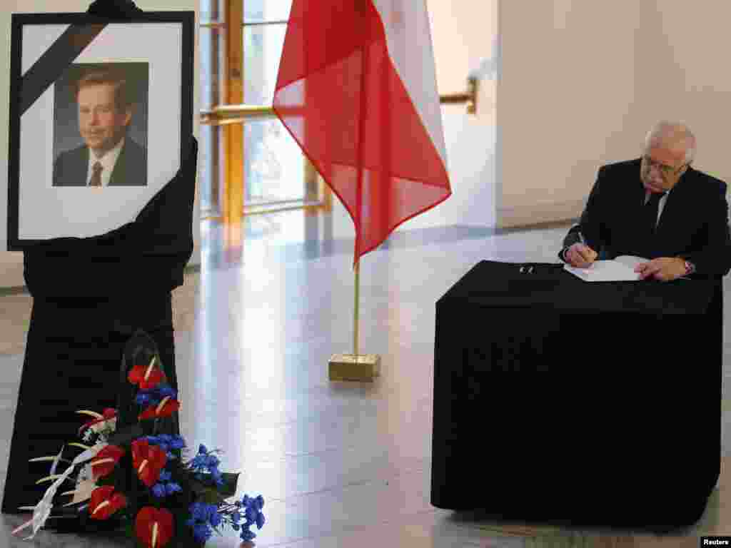 Češki predsjednik Vaclav Klaus upisuje se u knjigu žalosti, Prag, 19.12.2011. Foto: Reuters / Petr Josek 