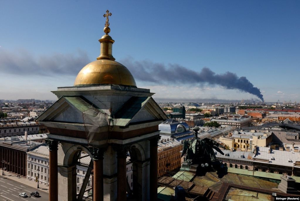 Дим над російським Санкт-Петербургом після удару українськими далекобійними дронами. 3 червня 2026 року