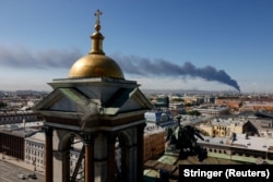 Дим над російським Санкт-Петербургом після удару українськими далекобійними дронами. 3 червня 2026 року
