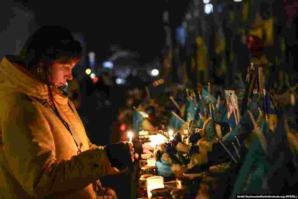 Перші прапорці тут почали з’являтися в травні 2022 року. На кожному прапорці написане ім’я загиблого українського військового. Скільки зараз тут прапорців, ніхто не знає. Фото від 24 лютого 2026 року