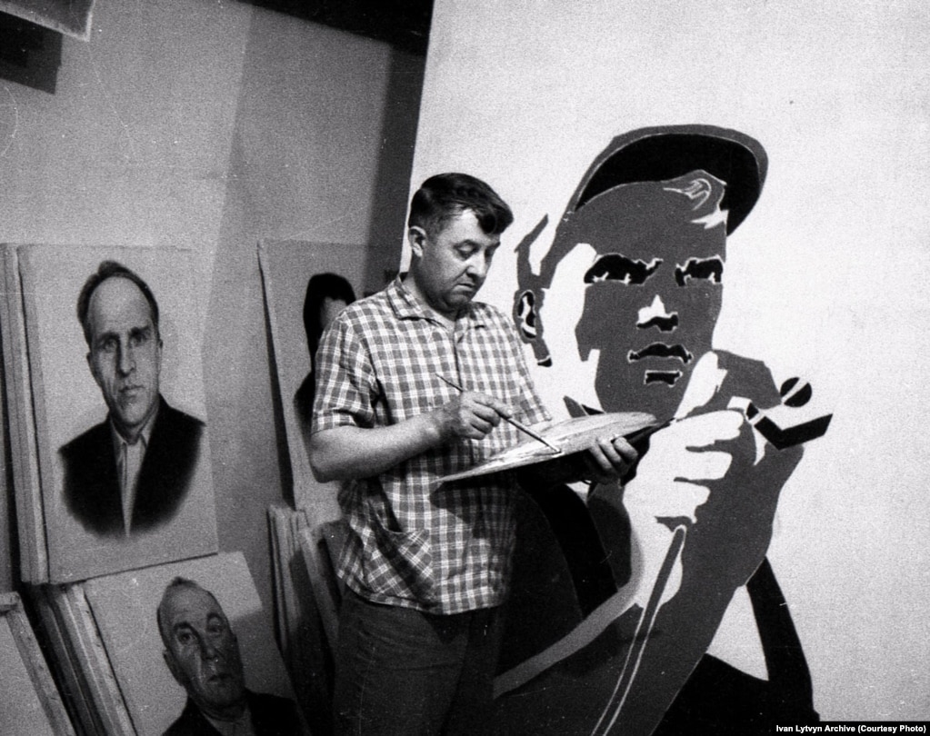 Ivan Lytvyn at work in the Kamyanka art workshop