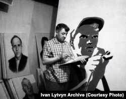 Iván Litvin munka közben, a kamjankai műteremben.
