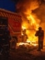 Un pompier ucrainean încearcă să stingă un incendiu care a distrus o mașină de pompieri pe 24 noiembrie. Serviciul de urgență al Ucrainei a afirmat că vehiculul a fost lovit de o dronă rusă, în timp ce pompierii interveneau în urma unui atac asupra orașului Sumî, din nord-estul țării.