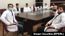 Студенты лишенного лицензии Казахского медицинского университета непрерывного обучения. 23 февраля 2021 года.
