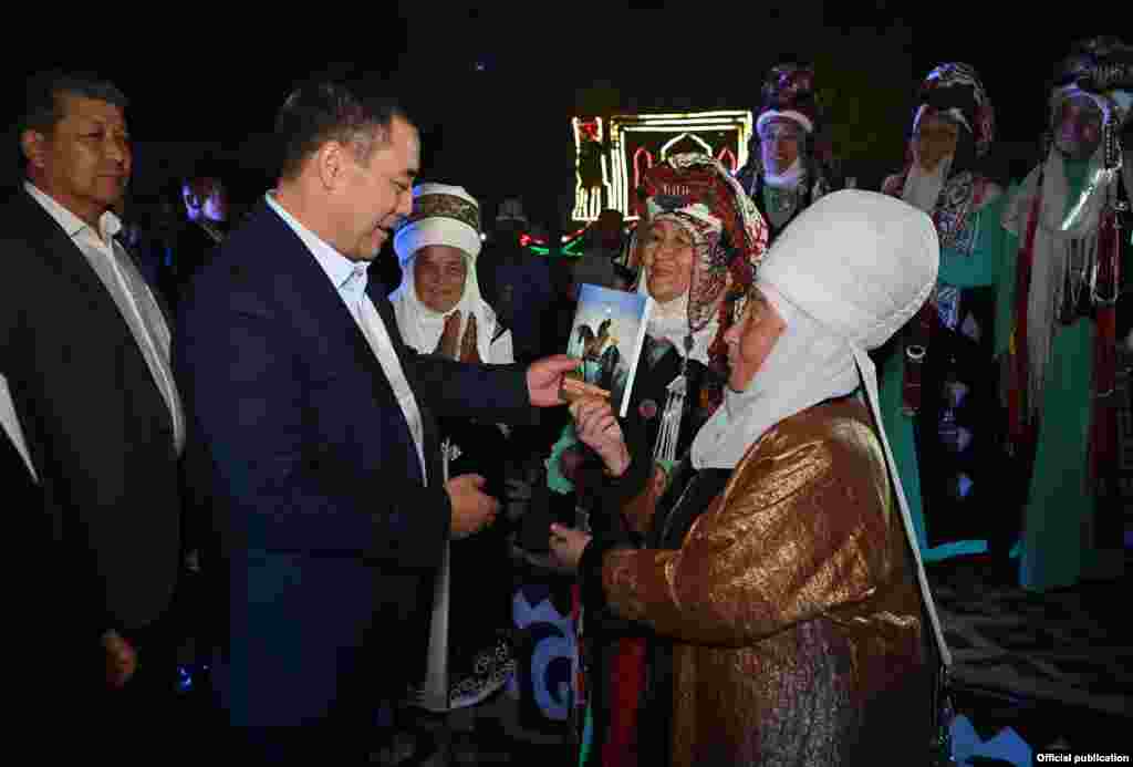 Кыргызстандын мамлекет башчысы Садыр Жапаров Тажикстанга болгон эки күндүк иш сапарынан кийин Өзгөнгө барды.