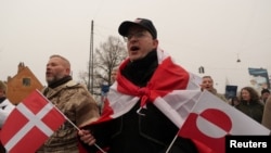 Демонстранти се собраа во Копенхаген во знак на солидарност со Гренланд