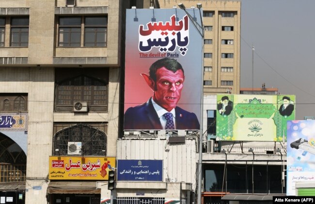 Баннер в Тегеране с надписью "Парижский дьявол"