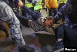 Poliția din Moscova arestează un tânăr protestatar, ieșit în stradă pentru a se opune mobilizării parțiale a armatei ruse, anunțate de președintele Vladimir Putin, 21 septembrie 2022.