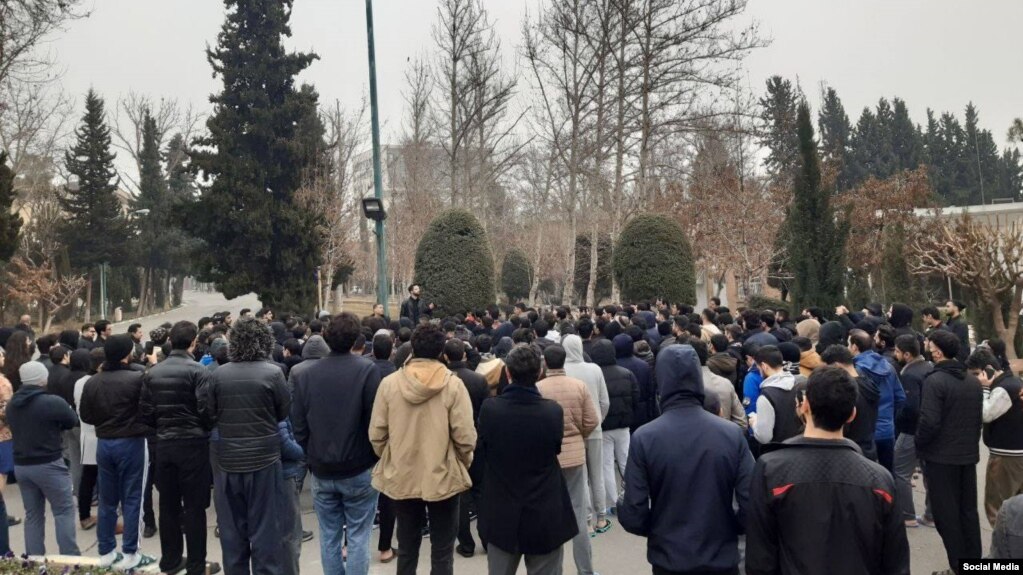 تصویری از تجمع اعتراض‌آمیز دانشجویان در کوی دانشگاه تهران