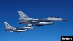 Avioane de luptă F-16 ale Forțelor Aeriene ale Olandei, într-un zbor demonstrativ de poliție aeriană a NATO, 4 iulie 2023.