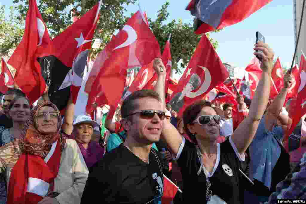 &nbsp;Istanbul, 24 iulie 2016: selfie la miting