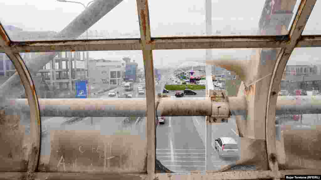 Veturat shihen përmes vrimës nga xhami i thyer i mbikalimit në Çagllavicë, i cili ka mbetur i pashfrytëzuar.