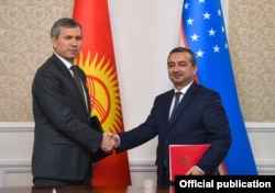 Акрам Мадумаров и Мехриддин Хайриддинов после подписания протоколов. Ташкент, 27 августа 2020 г.