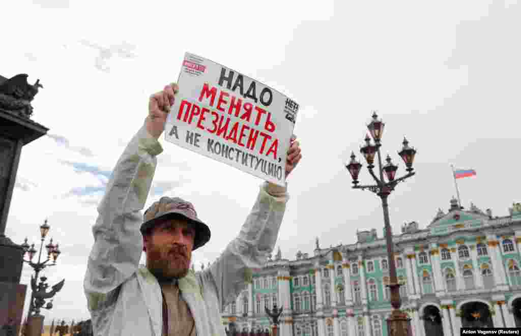 Чоловік на одиночному пікеті проти змін до Конституції РФ в останній день голосування. Санкт-Петербург. 1 липня 2020 року