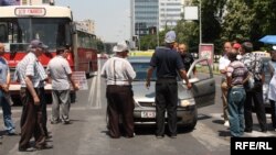 Архивска фотографија: Гневен возач се расправа со стечајците кои ја блокираат улицата пред Собранието на 10 јуни 2010 година.